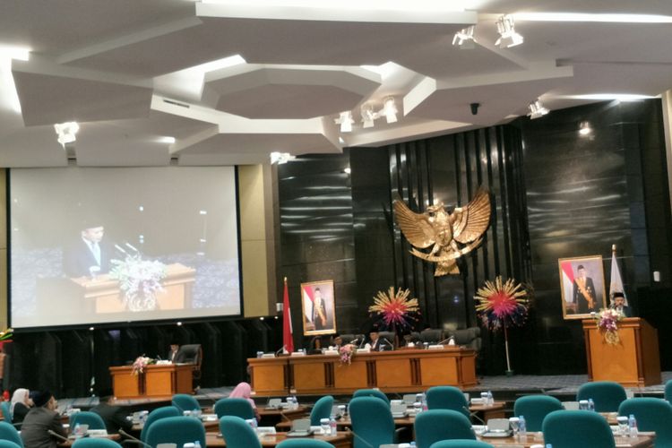 Rapat paripurna pemandangan fraksi-fraksi DPRD DKI terhadap rancangan peraturan daerah tentang APBD Perubahan 2018 di gedung DPRD DKI Jakarta, Jalan Kebon Sirih, Jakarta Pusat, Rabu (26/9/2018).