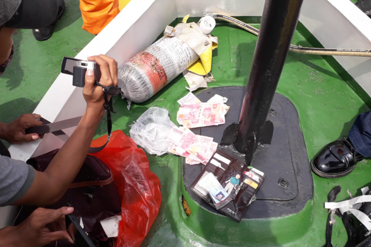 Dompet berisi kartu identitas dan uang tunai ditemukan dari lokasi dugaan jatuhnya pesawat Lion Air JT610 di perairan Karawang, Jawa Barat, Senin (29/10/2018).