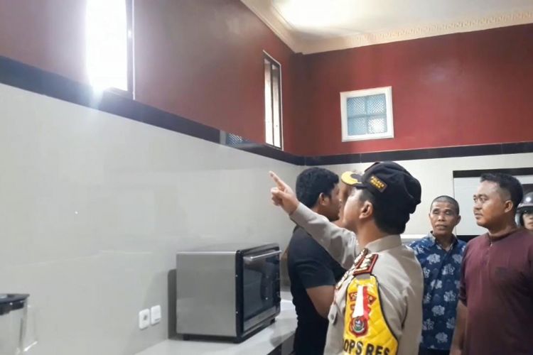 Kapolres Muna, AKBP Agung Ramos Paretongan Sinaga, melihat langsung ventilasi rumah korban tempat masuknya pelaku perampokan, Kamis (29/11/2018)