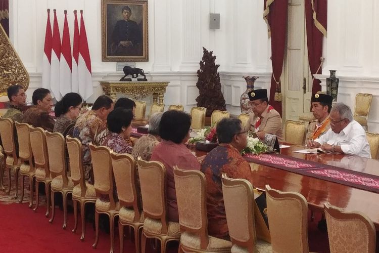 Jajaran rektorat Universitas Indonesia (UI) menemui Presiden Joko Widodo di Istana Merdeka, Jakarta, Kamis (27/12/2018). Kedatangan mereka adalah untuk mengundang Jokowi meresmikan Rumah Sakit UI untuk Januari 2019.