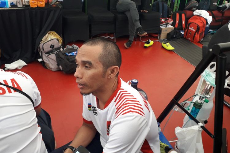 Pelatih tim nasional balap sepeda Indonesia, Dadang Haris Purnomo saat ditemui di paddock di sela-sela perlombaan Asian Track Championships 2018 di Jakarta International Velodrome, Rawamangun, Jakarta Timur, Jumat (11/1/2019).