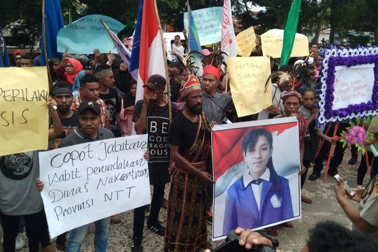 Ratusan pemuda yang menamakan diri Aliansi Peduli Kemanusiaan untuk Selvi menggelar aksi unjuk rasa di kantor Disnakertrans Provinsi Nusa Tenggara Timur (NTT), Senin (14/1/2019). 