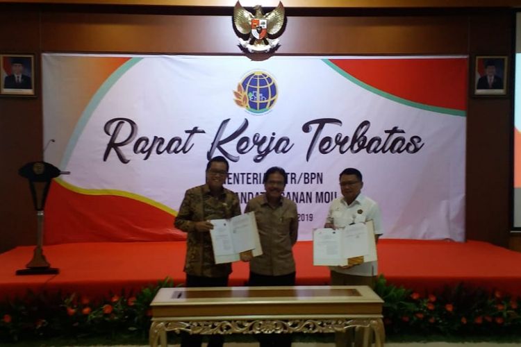 Penandatanganan nota kesepahaman sertifikat tanah antara Kementerian ATR/BPN dan SKK Migas, di kantor Kementerian ATR/BPN, Jakarta, Senin (28/1/2019).