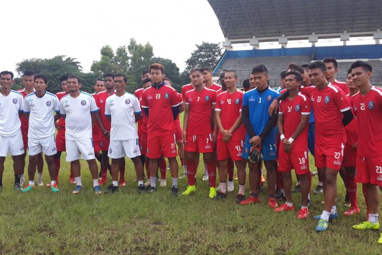Seluruh pemain Arema FC saat menyampaikan menerima permohonan maaf Persib Bandung terkait video provokatif usai latihan di Stadion Cakrawala Universitas Negeri Malang, Senin (25/2/2019)