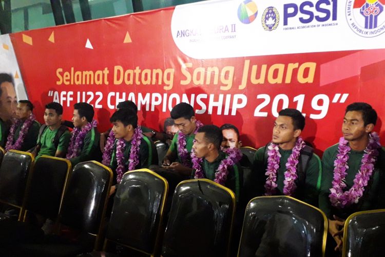 Skuad tim nasional U-22 Indonesia sesaat setelah tiba di tanah air melalui Bandara Soekarno-Hatta, Tangerang, Rabu (27/2/2019) malam. 