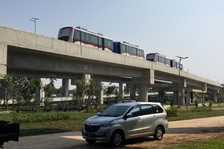 Dua set skytrain terparkir di lintasan dekat Terminal 3 Bandara Soekarno-Hatta, Tangerang, Jumat (15/9/2017). Layanan skytrain tahap pertama akan beroperasi pada Minggu (17/9/2017), baru dari Terminal 3 ke Terminal 2 dan sebaliknya.