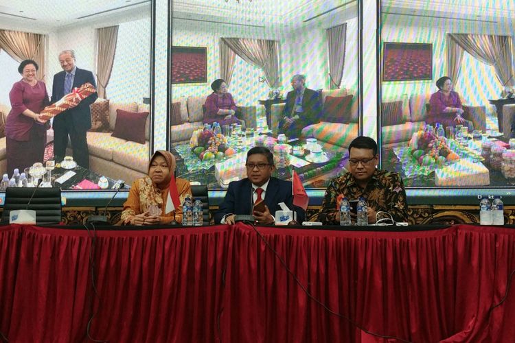 Sekjen PDI-P Hasto Kristiyanto dalam jumpa pers terkait pertemuan Megawati-Mahathir, Jumat (29/6/2018).