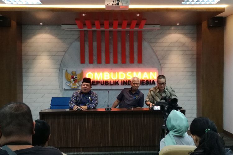 Komisioner Ombudsman RI Adrianus Meliala (paling kiri) dan anggota Kompolnas Bekto Suprapto (tengah) di Gedung Ombudsman, Jakarta, Jumat (21/12/2018).