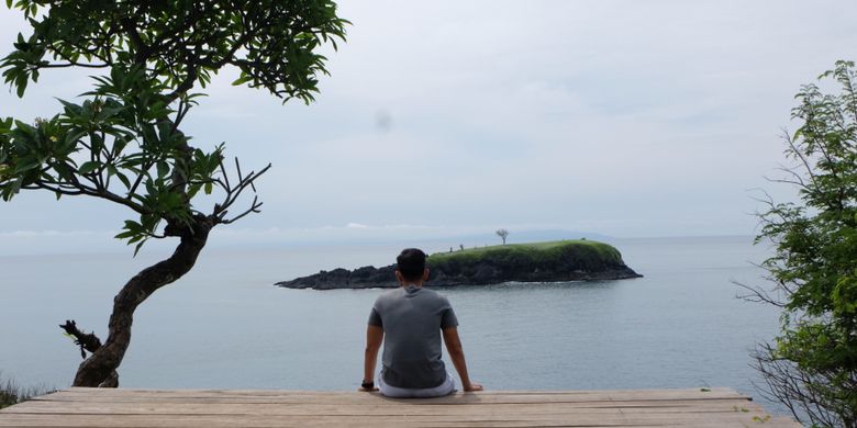 Wisatawan menikmati pemandangan dari Bukit Asah di Desa Bug Bug, Karangasem, Bali.