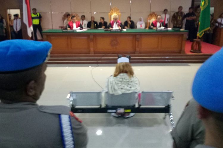 Bahar Bin Smith tengah duduk di kursi pesakitan mendengarkan dakwaan jaksa di Pengadilan Negeri Bandung, Kota Bandung, Jawa Barat, Kamis (28/2/2019). Bahar didakwa pasal berlapis, salah satunya pasal perlindungan anak.