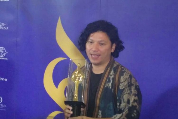 Gading Marten usai meraih penghargaan Pemeran Utama Pria Terbaik dalam malam puncak Piala Citra 2018 di Taman Ismail Marzuki, Cikini Jakarta Pusat, Minggu (9/12/2018).