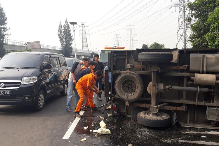 Sebuah truk terguling di Tol Jagorawi KM 0+800, Cawang, Jakarta Timur, Selasa (9/7/2019).
