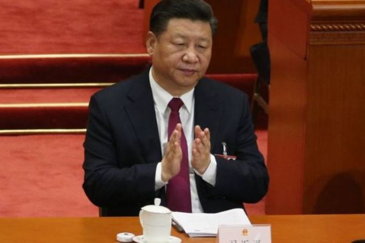Presiden China, Xi Jinping, bertepuk tangan dalam pembukaan Kongres Rakyat China di Beijing Senin (5/3/2018).