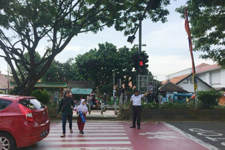 Lampu pelican crossing di Jalan Margonda, Depok, Jawa Barat, Kamis (11/4/2019).