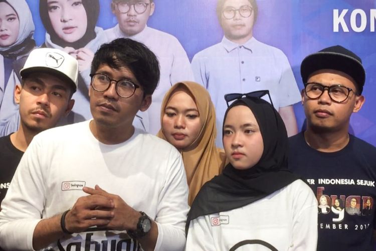 Grup musik Sabyan yang terdiri dari Nissa (Vokal), Annisa (vokal dua), Fairuz atau Ayus (Keyboardis), Kamal (Pemain Gendang), Tebe (Pemain Biola), dan Sofwan (MC) dalam jumpa pers di kawasan Kebayoran Baru, Jakarta Selatan, Rabu (24/10/2018).
