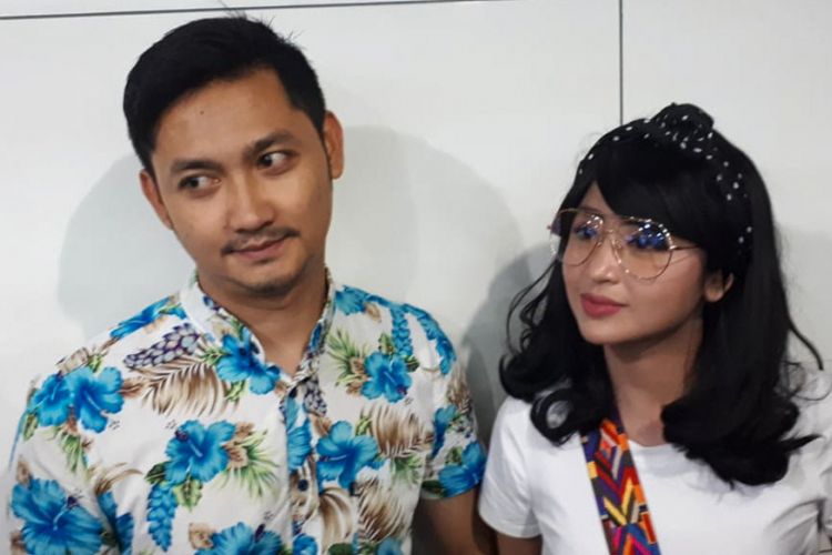 Penyanyi dangdut Dewi Perssik bersama sang suami, Angga Wijaya dalam jumpa pers DA Asia 4 di SCTV Tower, Senayan, Jakarta Pusat, Kamis (18/10/2018).