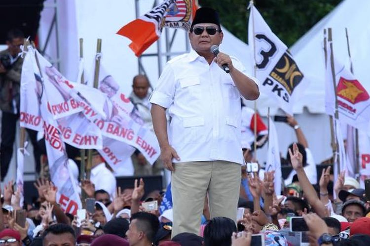 Ketua Umum Partai Gerindra Prabowo Subianto saat berorasi di kampanye akbar calon gubernur dan wakil gubernur DKI Jakarta no urut 3 Anies Baswedan - Sandiaga Uno di Lapangan Banteng, Jakarta, Minggu (5/2/2017). Acara ini merupakan bentuk dukungan dari para simpatisan untuk pasangan calon gubernur dan wakil gubernur DKI Jakarta, Anies - Sandi. 