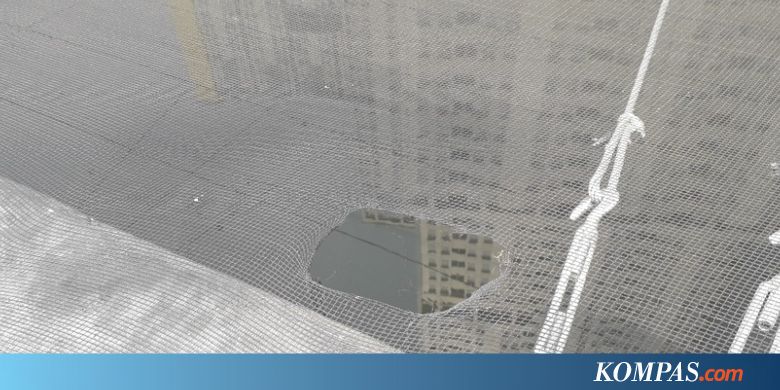 Belum Lama Dipasang, Waring di Kali Item Mulai Robek