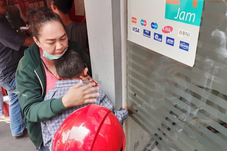 Tangan seorang anak terjepit di ruang mesin ATM di Kawasan Pesanggrahan, Jakarta Selatan, Senin (5/8/2019)