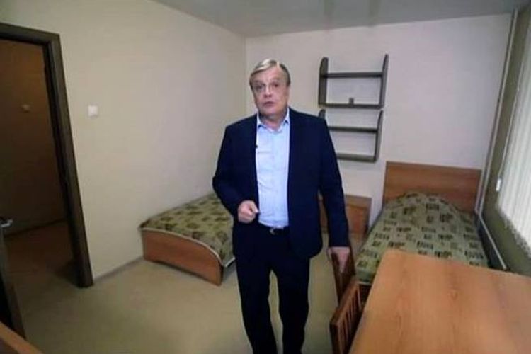 Presenter televisi Rusia saat menunjukkan kamar asrama yang ditinggali Vladimir Putin saat masih menjadi calon agen KGB.