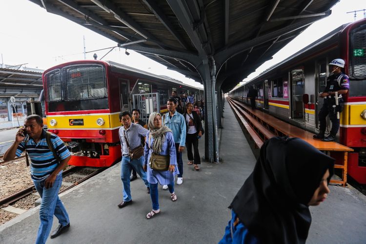Penumpang meninggalkan gerbong kereta rel listrik di Stasiun Jakarta Kota di Jakarta Barat, Kamis (7/9/2017). Jumlah penumpang yang naik dan turun di Stasiun Jakarta Kota mencapai 90.000 orang pada hari libur.
