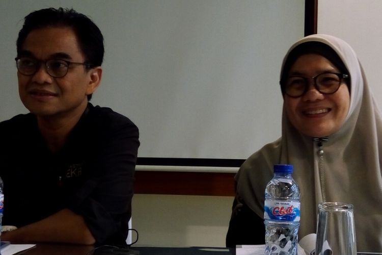 
Deputi Infrastruktur Bekraf Hari Santosa Sungkari (kiri) dan Direktur Fasilitasi Infrastruktur Fisik Bekraf Selliane Halia Ishak (kanan) saat sosialisasi Bantuan Pemerintah (Banper) Deputi Infrastruktur untuk tahun 2018 di Jakarta, Rabu (28/2/2018). 