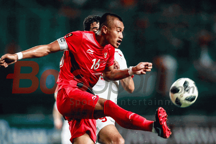 Hansamu Yama mengawal lini pertahanan Indonesia pada laga versus Palestina dalam laga Grup A Asian Games 2018 di Stadion Patriot, 15 Agustus 2018. 