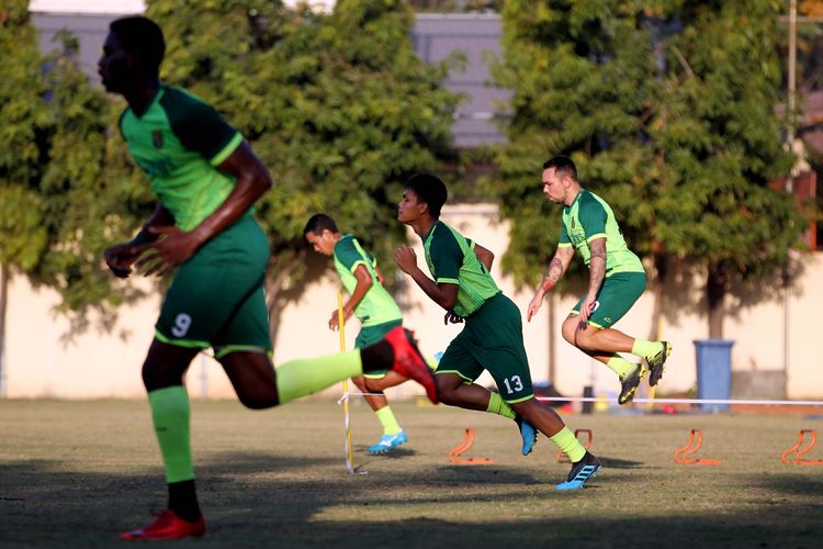 Pemain Persebaya Surabaya berlatih rutin jelang pertandingan biasanya di Lapangan Mapolda Jatim Surabaya, Rabu (24/07/2019) sore.