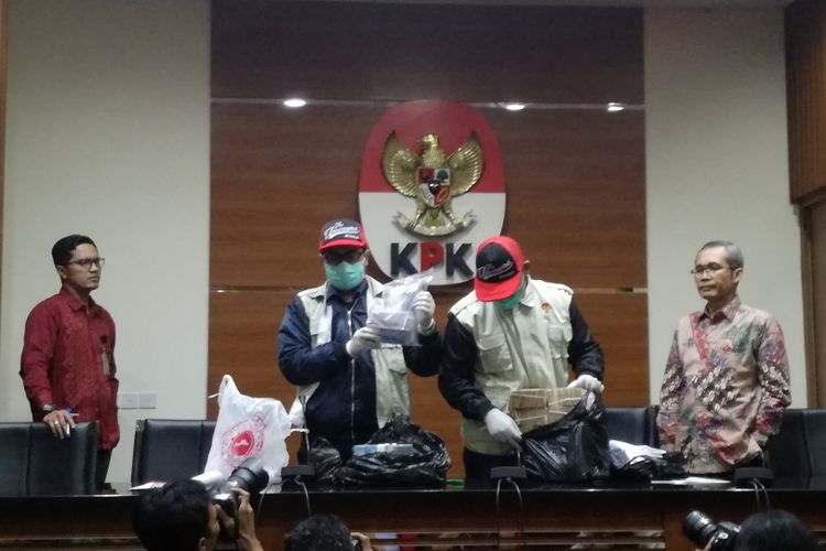 KPK menunjukkan barang bukti berupa uang dan bukti transaksi perbankan dalam kasus Bupati Cirebon Sunjaya Purwadisastra, di gedung Merah Putih KPK, Jakarta, Kamis (25/10/2018)