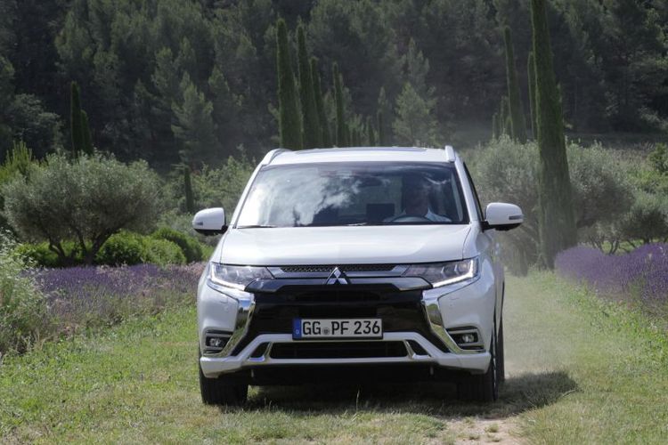 Uji Mitsubishi Outlander PHEV di Marseille, Perancis