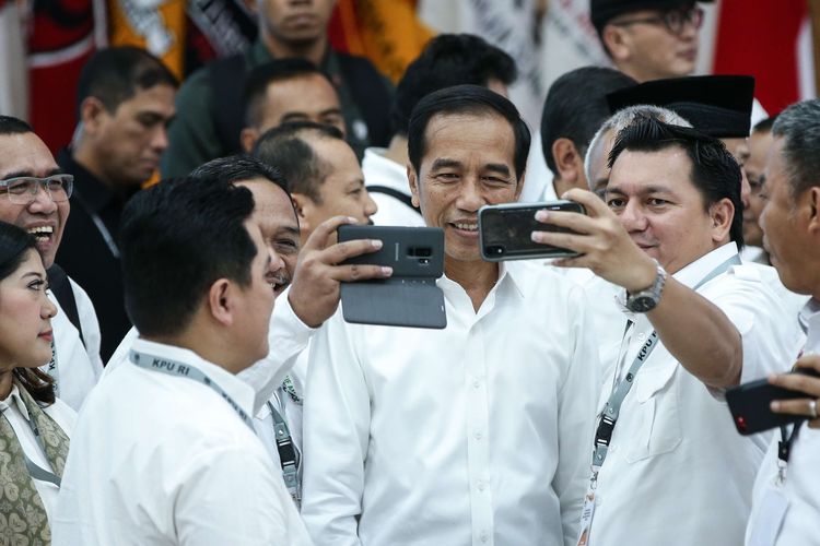 Calon presiden no urut 01, Joko Widodo berfoto usai Rapat Pleno Terbuka Pasangan Calon Presiden dan Wakil Presiden Terpilih Pemilu 2019 di Kantor Komisi Pemilihan Umum, Jakarta, Minggu (30/6/2019). KPU menetapkan pasangan Joko Widodo dan Maruf Amin sebagai presiden dan wakil presiden terpilih.