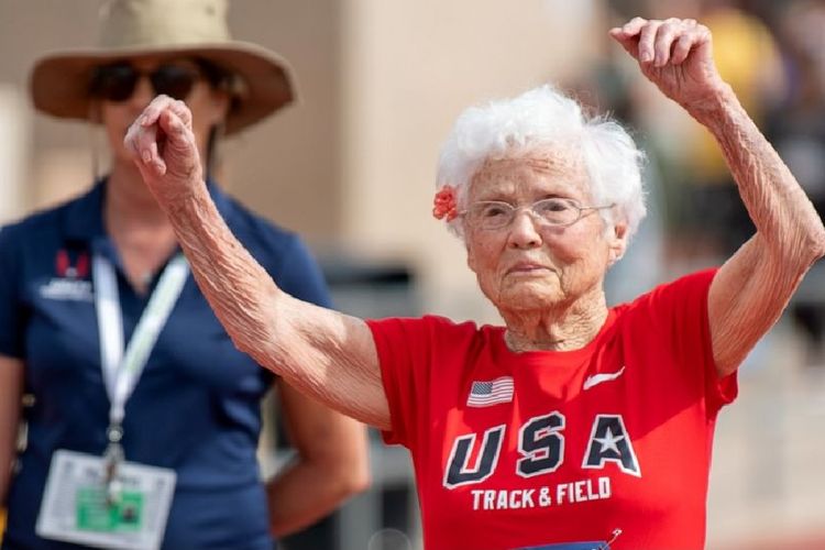 Julia Hawkins merayakan kemenangannya saat finish dalam lomba lari 50 meter di ajang the 2019 National Senior Games in Albuquerque, New Mexico.