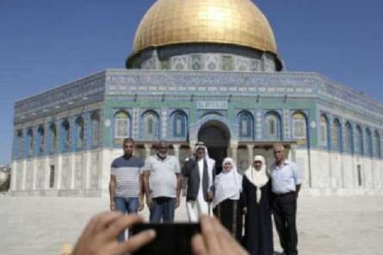 Sekitar 500 warga Gaza beribadah di Masjid Al-Aqsa saat perayaan Hari Raya Idul Adha. 