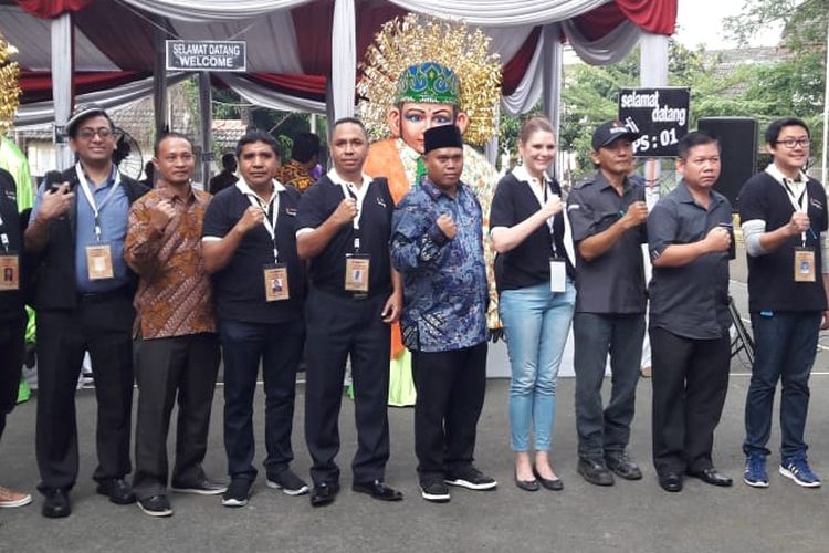 Para perwakilan warga negara asing foto bersama petugas di TPS 01, Kecamatan Bekasi Selatan, Kota Bekasi Rabu (27/06/2018).