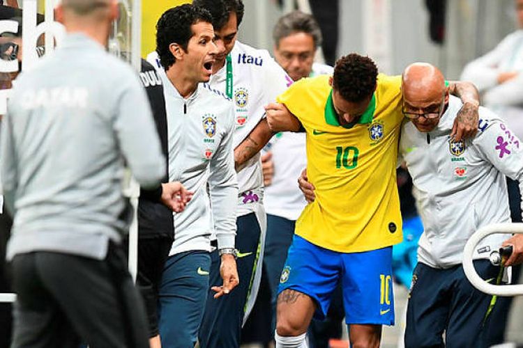 Neymar Jr mengalami cedera ligamen pergelangan kaki saat membela Brasil pada pertandingan persahabatan melawan Qatar di Estadio Nacional de Brasilia, Kamis (6/6/2019) WIB. 