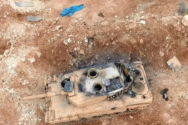 Sebuah puing tank Leopard yang hancur di sebuah parit di wilayah utara. Tank-tank ini digunakan dalam operasi militer Euphrates Shields pada 2016.