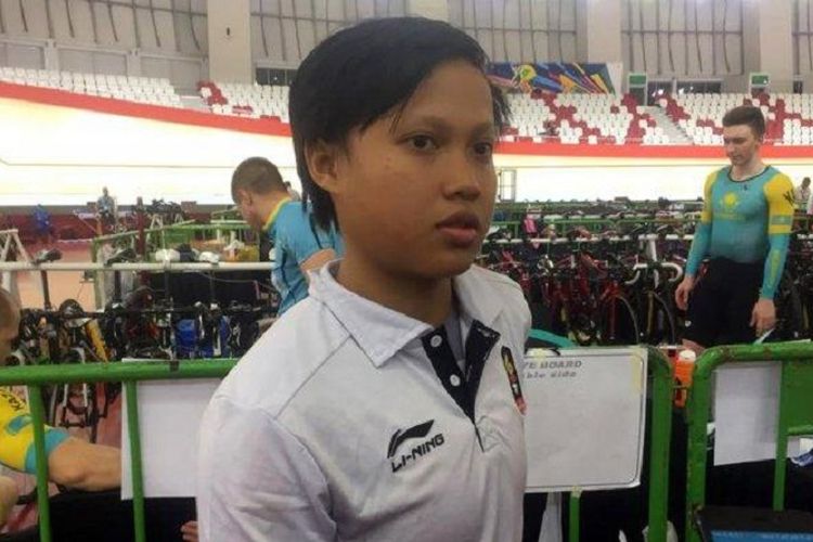 Pebalap sepeda putri Indonesia, Wiji Lestari diwawancarai awak media usai gagal menyumbangkan medali bersama rekannya, Chrismonita Dwi Putri pada nomor tim sprint putri Asian Track Championship 2019 di Jakarta International Velodrome, Rawamangun, Jakarta Timur, Rabu (9/1/2019).