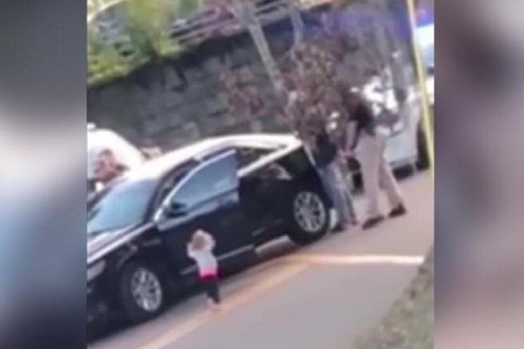 Rekaman video dari netizen memperlihatkan bocah perempuan berusia dua tahun mengangkat tangannya, dan menuju ke arah polisi ketika orangtuanya ditangkap atas tuduhan perampokan di Tallahassee, Florida.