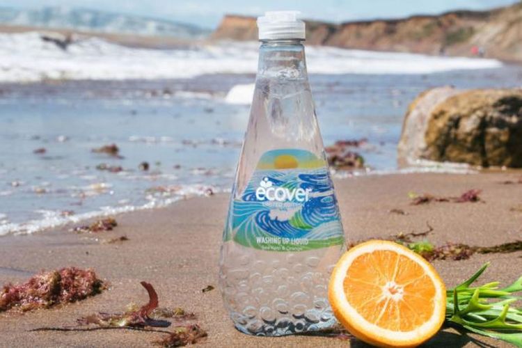 Inilah botol yang menggunakan limbah plastik dari pantai Rio de Janeiro. Kampanye mengurangi limbah plastik di laut mulai digalakkan