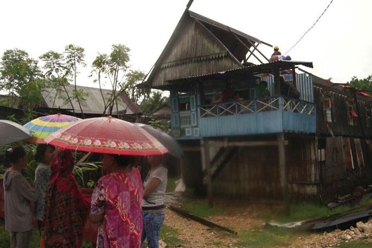 Hujan disertai angin kencang yang melanda sejumlah daerah di Sulawesi Selatan mengakibatkan 43 rumah yang tersebar di empat kelurahan di Kecamatan Pangkajene dan Kepulauan, Kamis (22/3/2018).