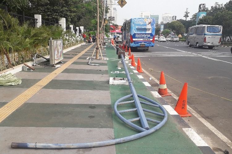 Sejumlah petugas Suku Dinas Perindustrian dan Energi Jakarta Pusat melakukan pencopotan tiang - tiang penerangan jalan umum (PJU) di Jalan Asia Afrika, Jakarta Pusat pada Rabu (1/8/2018).