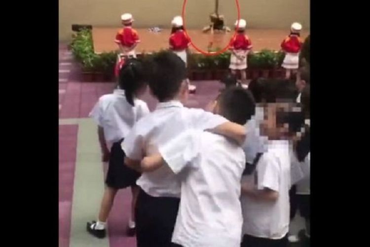 Beberapa murid TK di Shenzhen, China, melihat tarian erotis dalam upacara menyambut tahun ajaran baru. Tarian itu menuai kecaman dan membuat kepala sekolahnya dipecat.