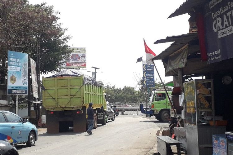 Truk-truk yang dilarang melintas di siang hari oleh warga Tegal Alur, Jakarta Barat memilih melintas lewat Rawa Bokor, Benda, Tangerang menuju Dadap sehingga menyebabkan kemacetan seperti yang terlihat pada Minggu (16/9/2018).