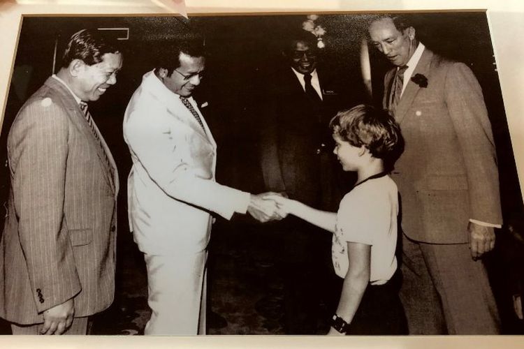 Foto ini diambil pada 1982 ketika Perdana Menteri Malaysia Mahathir Mohamad bertemu dengan PM Kanada Pierre Elliott Trudeau. Mahathir tampak bersalaman dengan bocah laki-laki, yang kini merupakan PM Kanada saat ini, Justin Trudeau. (Twitter/Mahathir Mohamad)