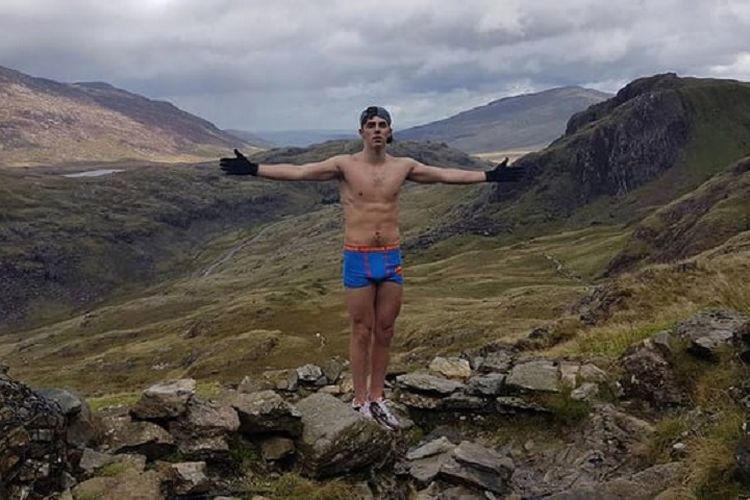 Nathan French mengenakan hanya celana dalam ketika mendaki gunung Snowdon, puncak tertinggi di Wales, Inggris Raya.
 