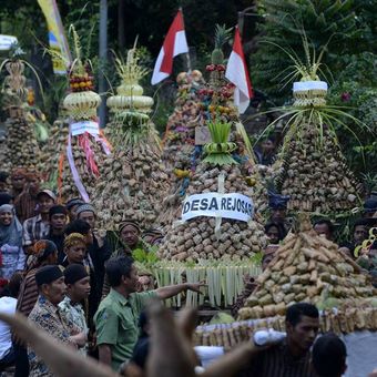 Lebaran Ketupat di Kudus. Ritual tersebut merupakan bagian dari tradisi Lebaran Ketupat yang dilakukan sepekan setelah Idul Fitri di Makam Sunan Muria.