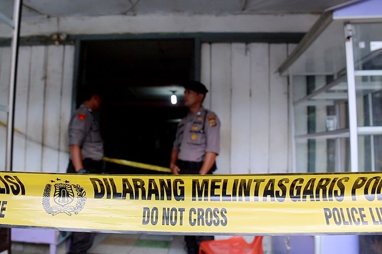 Rumah makan milik korban yang berada di jalan T. Iskandar Ulee Kareng Banda Aceh tempat lokasi kejadian pembunuhan telah dipasang garis polisi, Selasa (26/2/2019).