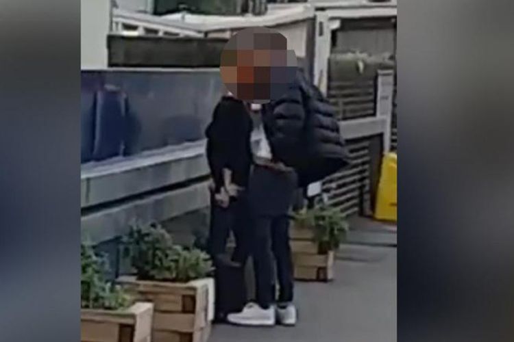 Pasangan yang melakukan hubungan seks di siang bolong di stasiun Hackney Downs.