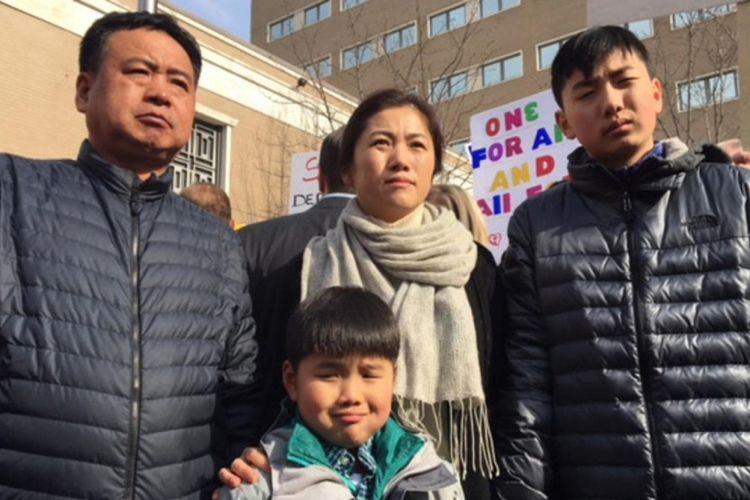 Huang Zhelong (kiri) dan istrinya Li Xiangjin, bersama kedua anak laki-laki mereka, harus meninggalkan AS pada Jumat (16/2/2018).