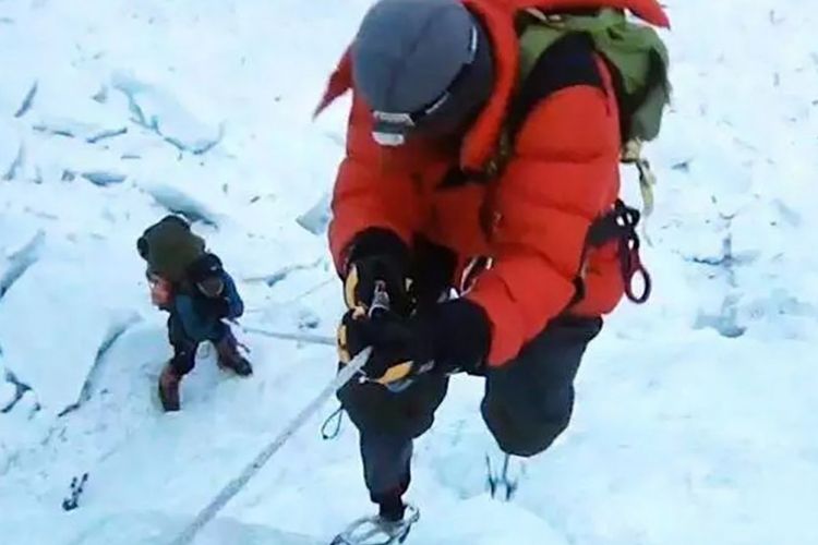 Xia Boyu (jaket merah) saat dalam perjalanan mendaki Gunung Everest.